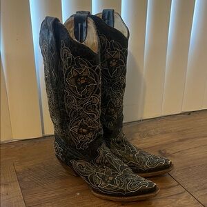 Corral boots Embroidered Black Heeled Boots 7.5